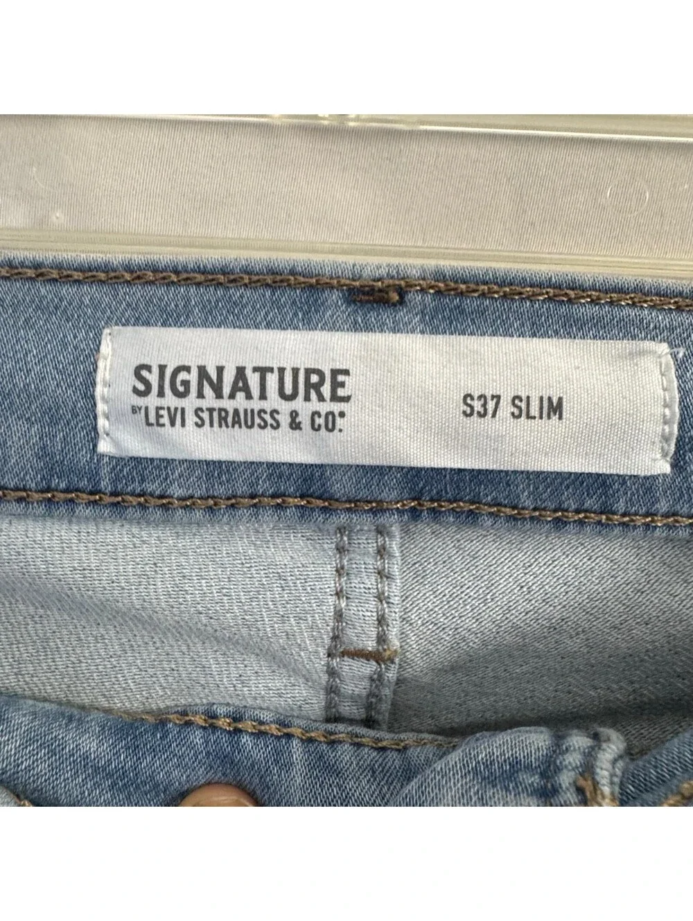 Signature Levi Jeans S37 Slim Light Wash Denim Stain Flaw